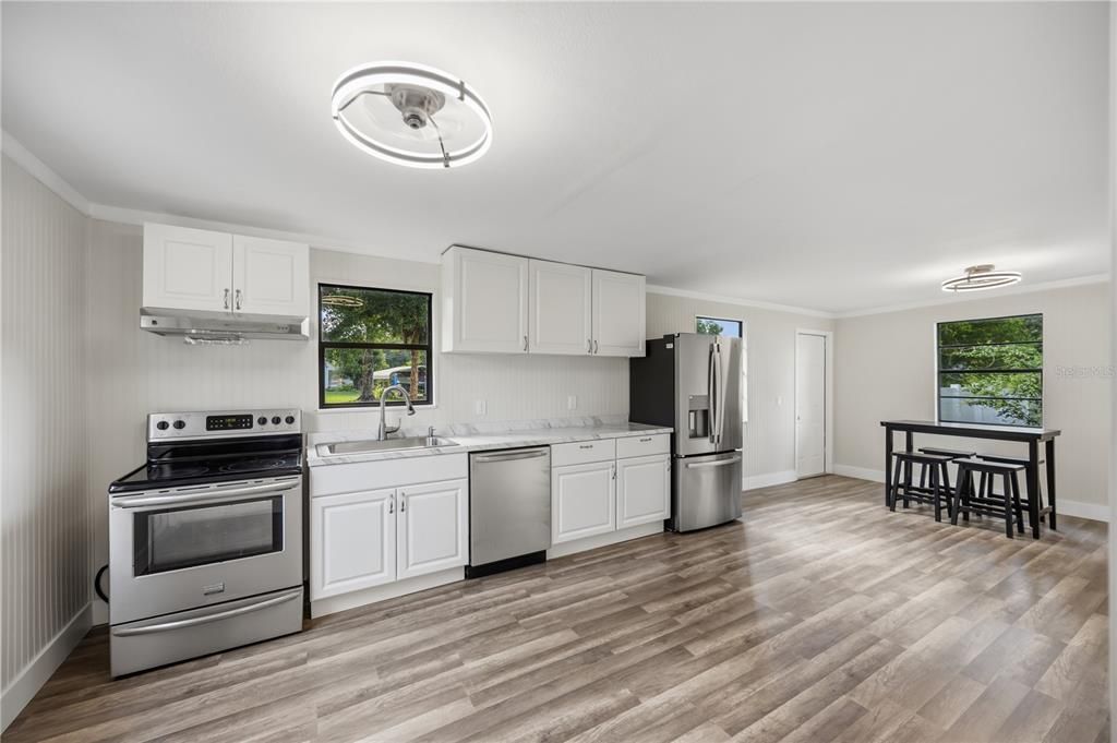 Active With Contract: $195,000 (2 beds, 1 baths, 884 Square Feet)