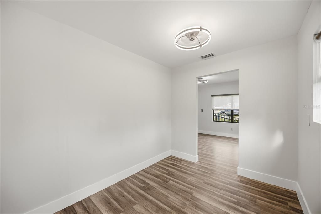 Active With Contract: $195,000 (2 beds, 1 baths, 884 Square Feet)