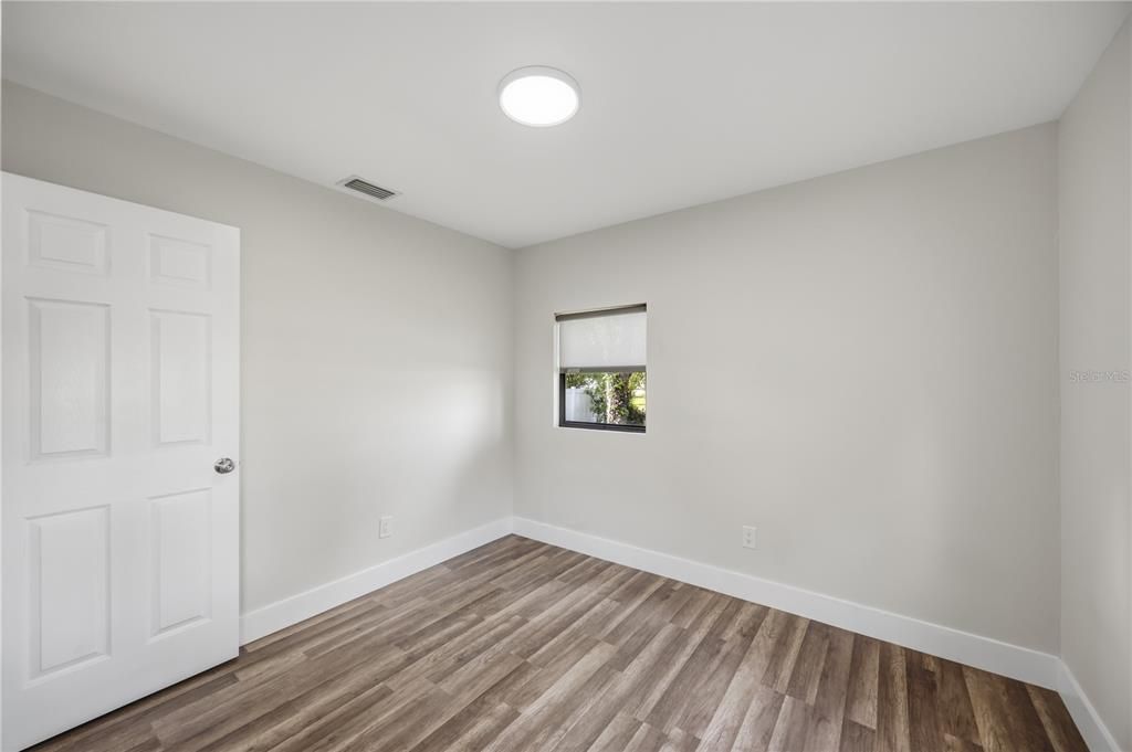 Active With Contract: $195,000 (2 beds, 1 baths, 884 Square Feet)