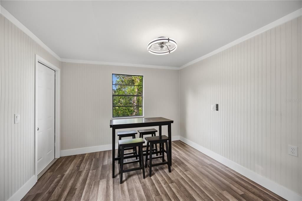 Active With Contract: $195,000 (2 beds, 1 baths, 884 Square Feet)