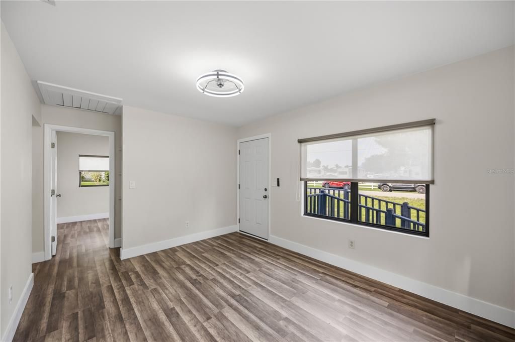 Active With Contract: $195,000 (2 beds, 1 baths, 884 Square Feet)