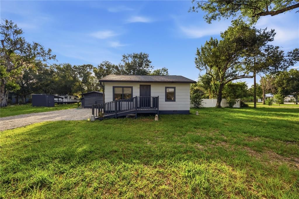 Active With Contract: $195,000 (2 beds, 1 baths, 884 Square Feet)
