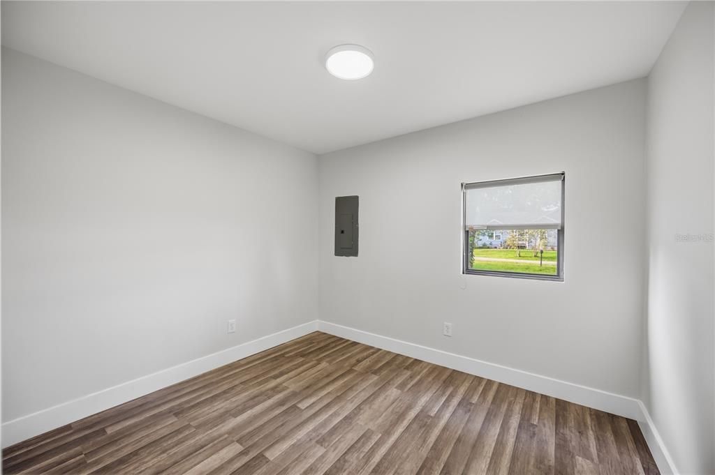 Active With Contract: $195,000 (2 beds, 1 baths, 884 Square Feet)