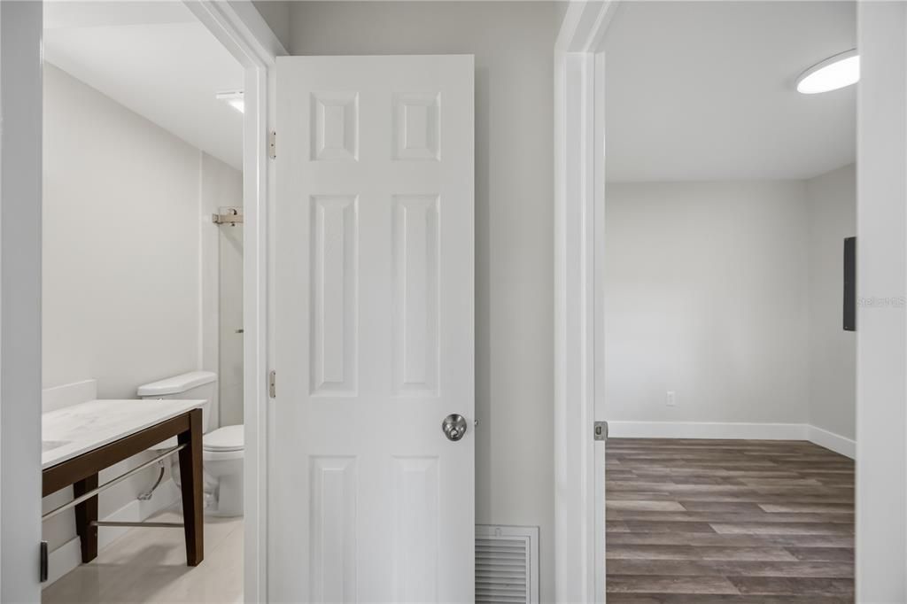 Active With Contract: $195,000 (2 beds, 1 baths, 884 Square Feet)