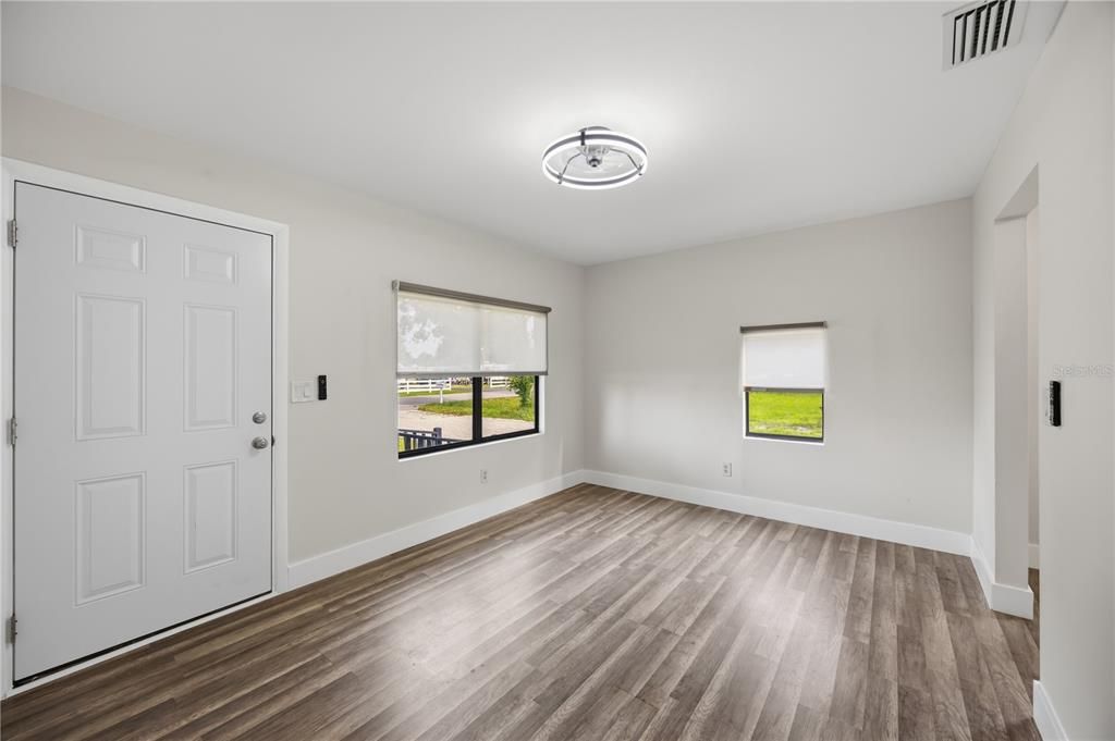 Active With Contract: $195,000 (2 beds, 1 baths, 884 Square Feet)