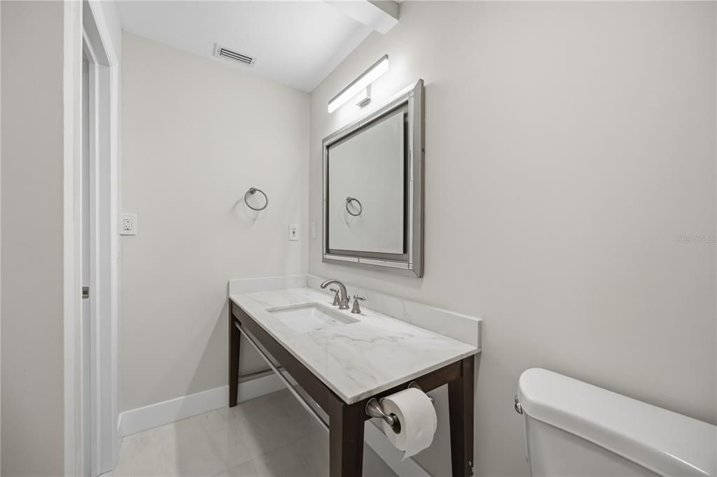 Active With Contract: $195,000 (2 beds, 1 baths, 884 Square Feet)