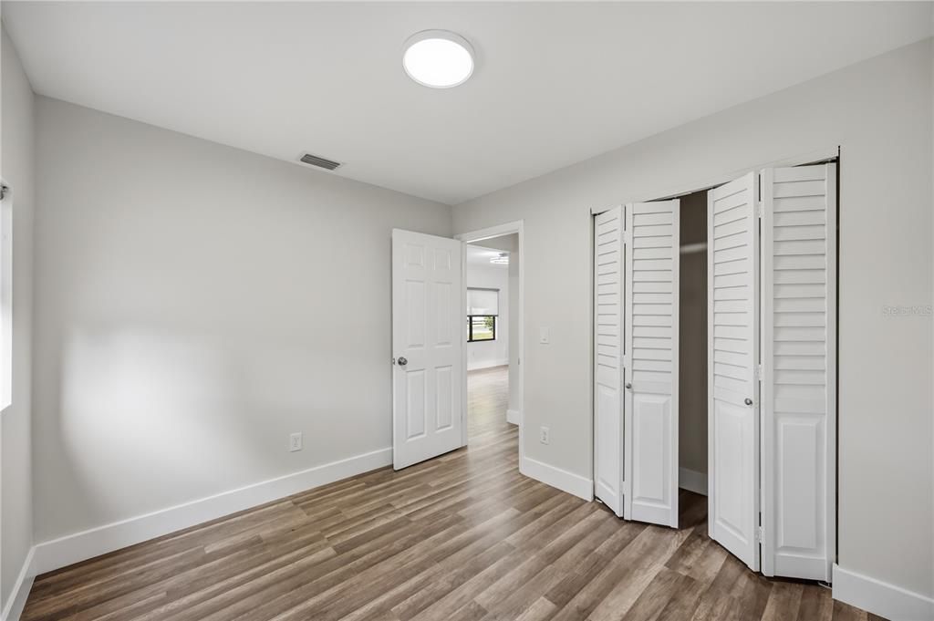 Active With Contract: $195,000 (2 beds, 1 baths, 884 Square Feet)