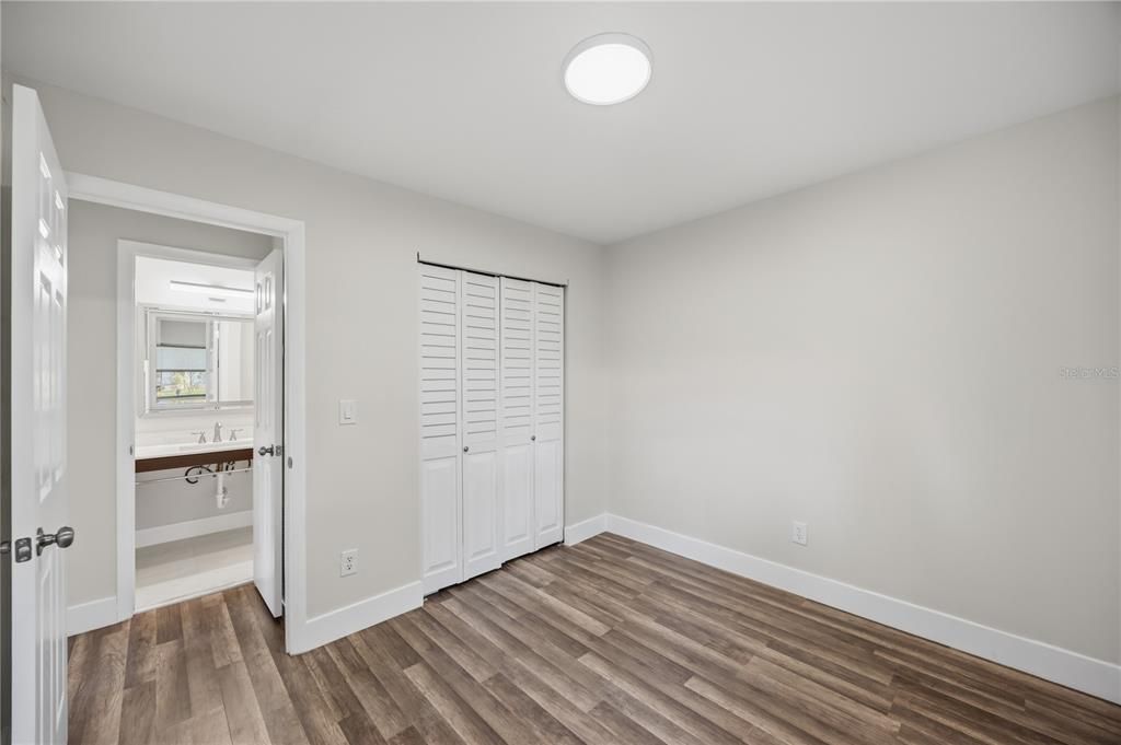 Active With Contract: $195,000 (2 beds, 1 baths, 884 Square Feet)