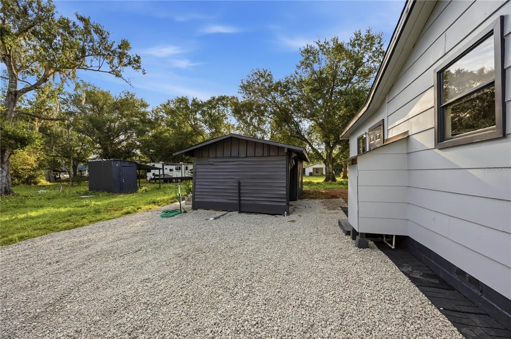 Active With Contract: $195,000 (2 beds, 1 baths, 884 Square Feet)