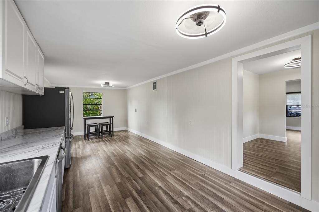 Active With Contract: $195,000 (2 beds, 1 baths, 884 Square Feet)