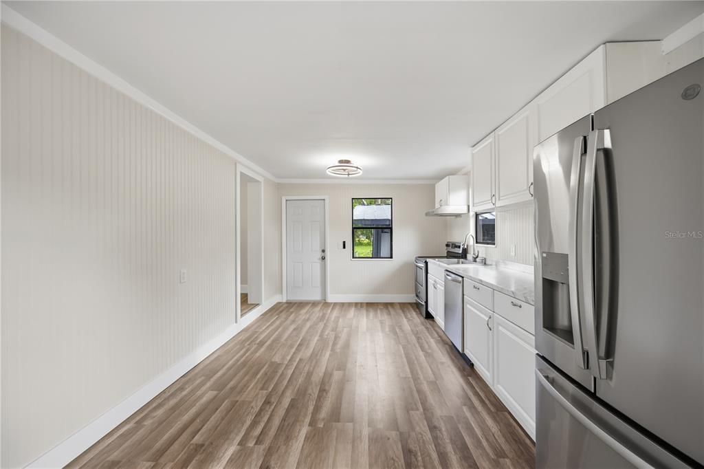 Active With Contract: $195,000 (2 beds, 1 baths, 884 Square Feet)