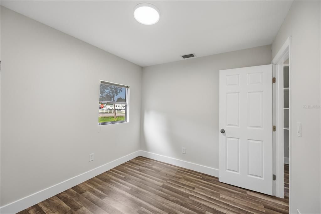 Active With Contract: $195,000 (2 beds, 1 baths, 884 Square Feet)