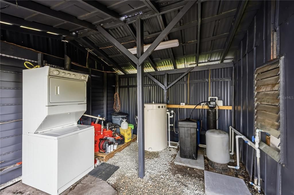 Active With Contract: $195,000 (2 beds, 1 baths, 884 Square Feet)