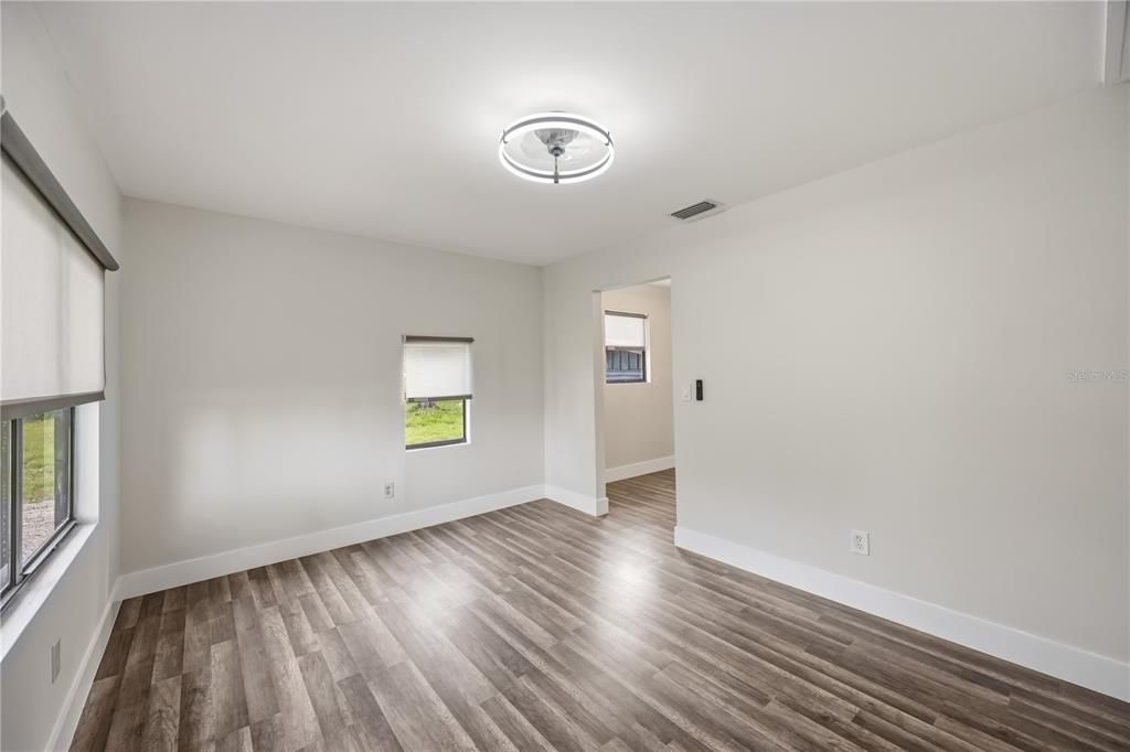 Active With Contract: $195,000 (2 beds, 1 baths, 884 Square Feet)