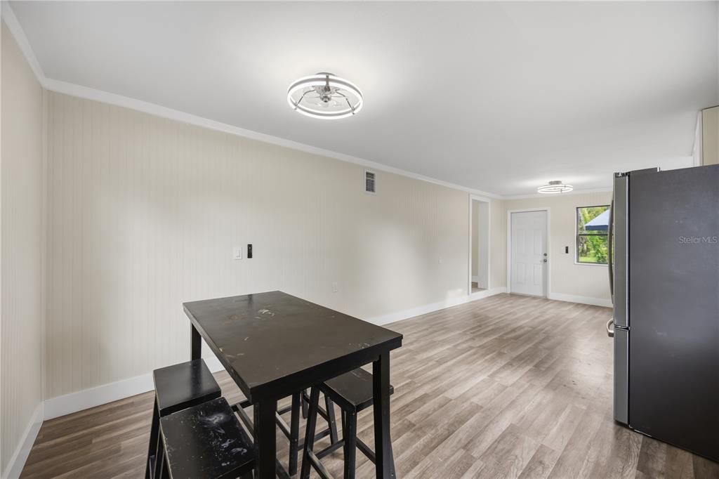 Active With Contract: $195,000 (2 beds, 1 baths, 884 Square Feet)