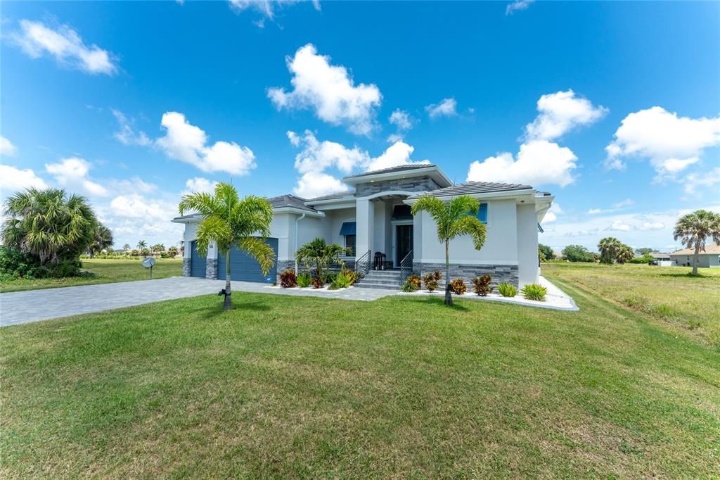For Sale: $699,900 (3 beds, 3 baths, 2253 Square Feet)