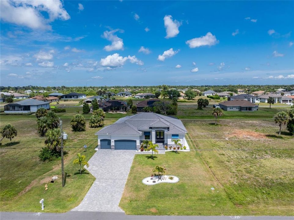 For Sale: $699,900 (3 beds, 3 baths, 2253 Square Feet)