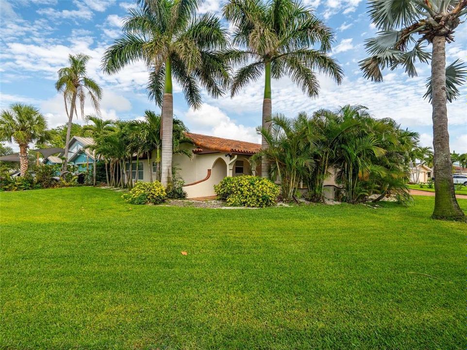 For Sale: $759,000 (4 beds, 2 baths, 2200 Square Feet)
