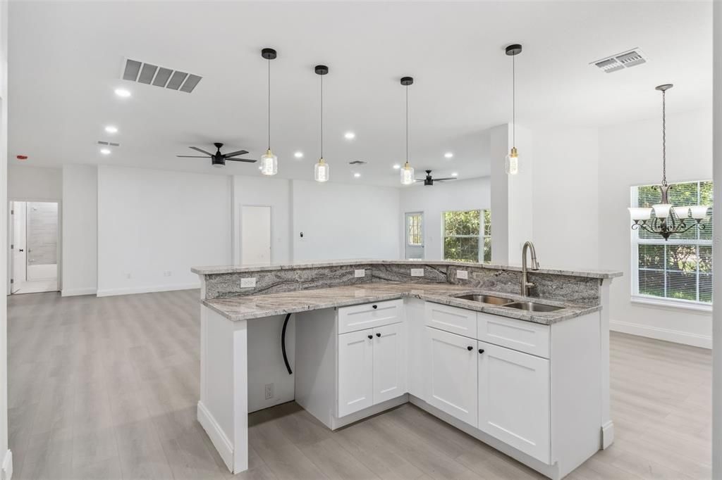 En Venta: $299,900 (3 camas, 2 baños, 1975 Pies cuadrados)