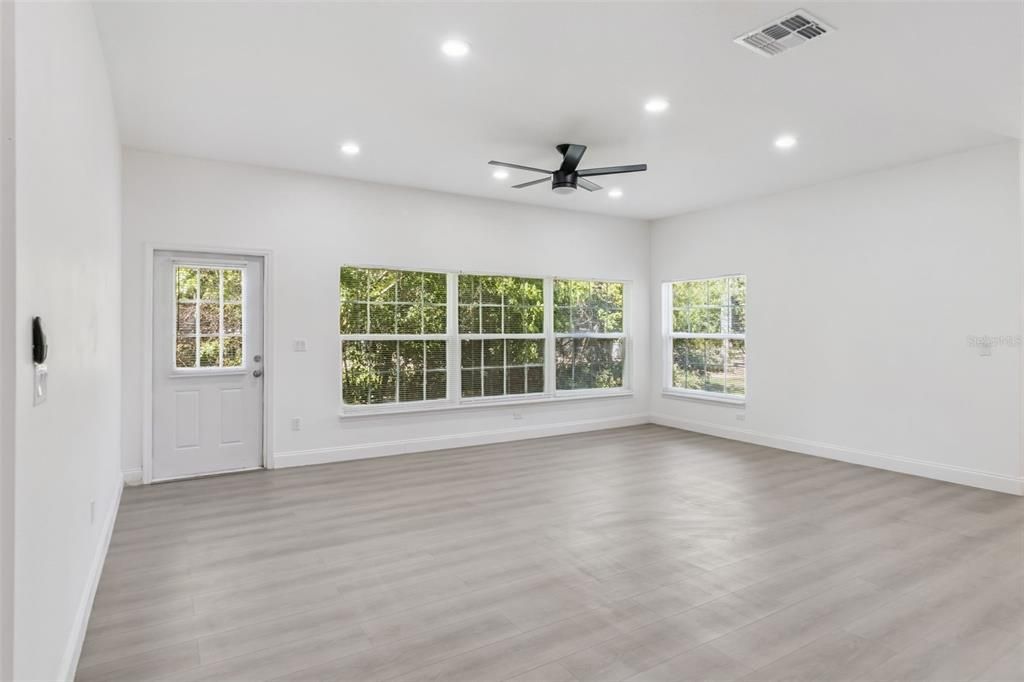 En Venta: $299,900 (3 camas, 2 baños, 1975 Pies cuadrados)