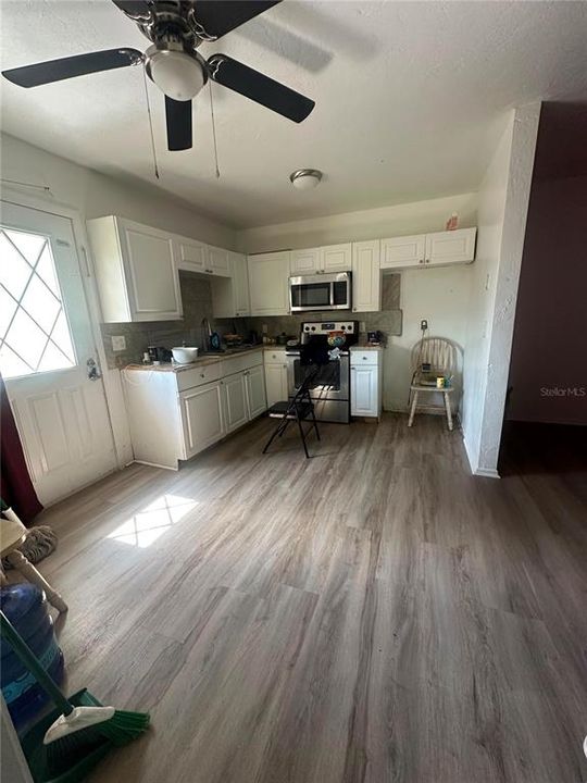 For Rent: $1,300 (2 beds, 1 baths, 889 Square Feet)