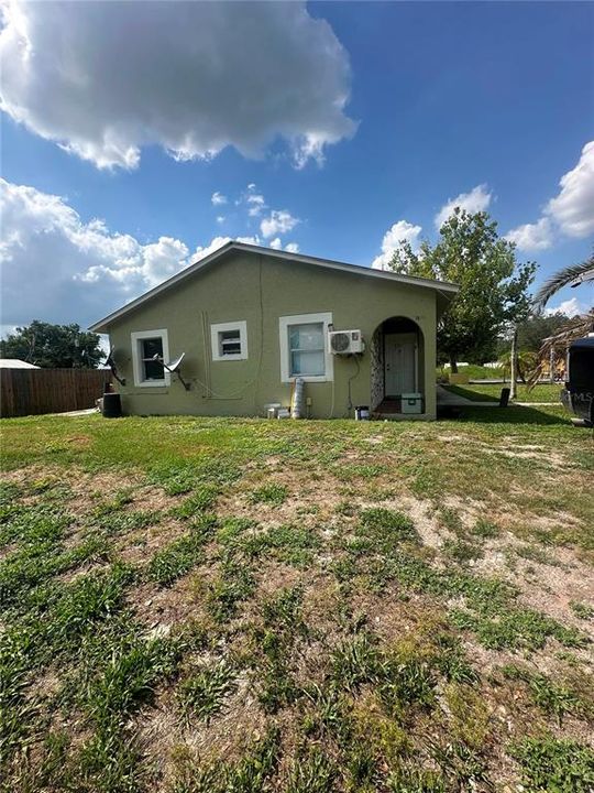 For Rent: $1,300 (2 beds, 1 baths, 889 Square Feet)