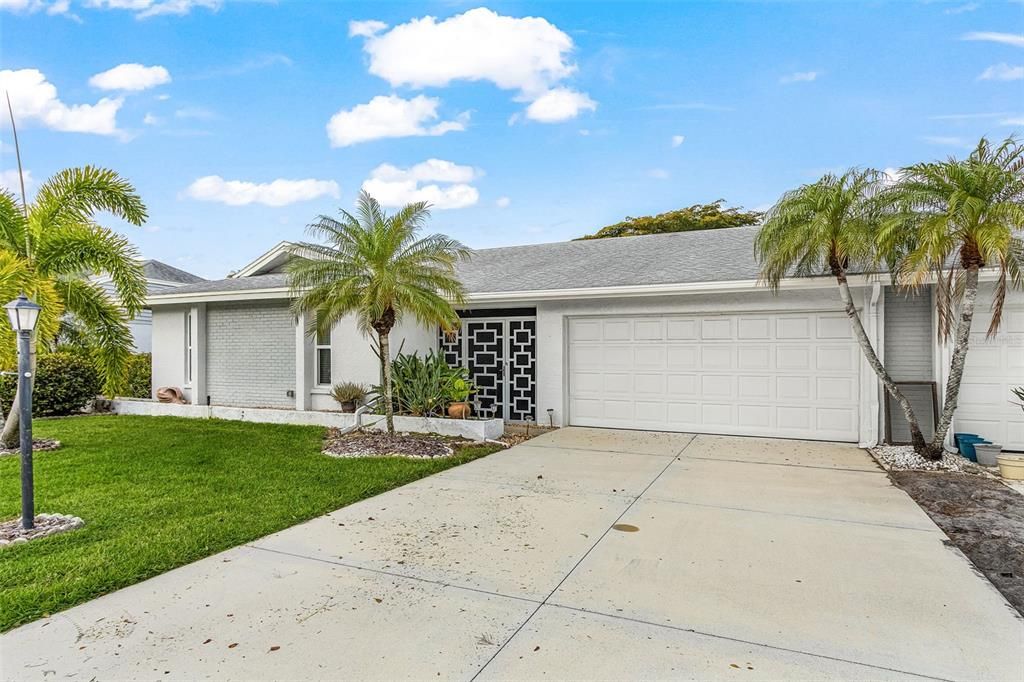 For Sale: $299,900 (2 beds, 2 baths, 1612 Square Feet)