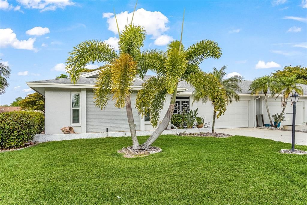 For Sale: $299,900 (2 beds, 2 baths, 1612 Square Feet)