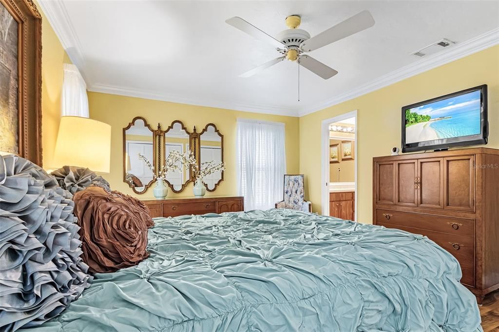 For Sale: $299,900 (2 beds, 2 baths, 1612 Square Feet)