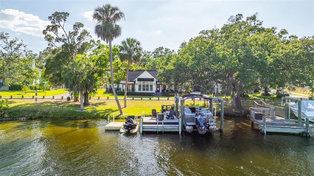 En Venta: $1,375,000 (5 camas, 3 baños, 2600 Pies cuadrados)