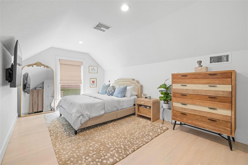 En Venta: $1,375,000 (5 camas, 3 baños, 2600 Pies cuadrados)