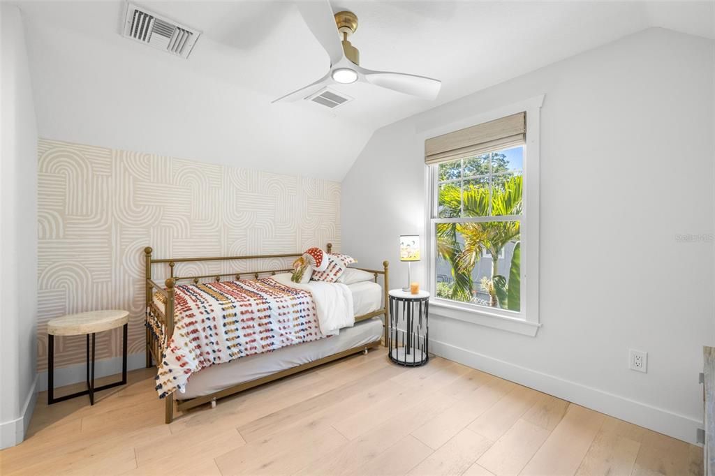 En Venta: $1,375,000 (5 camas, 3 baños, 2600 Pies cuadrados)