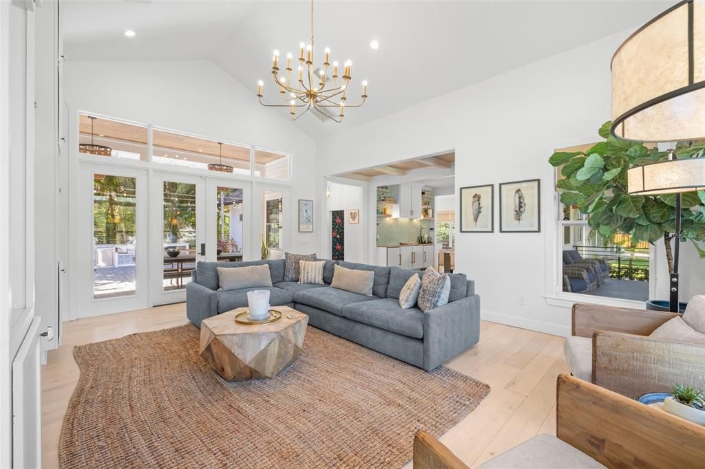 En Venta: $1,375,000 (5 camas, 3 baños, 2600 Pies cuadrados)