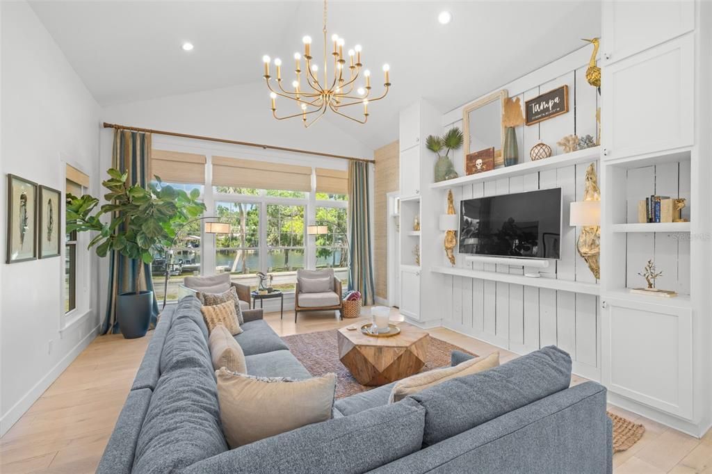 En Venta: $1,375,000 (5 camas, 3 baños, 2600 Pies cuadrados)