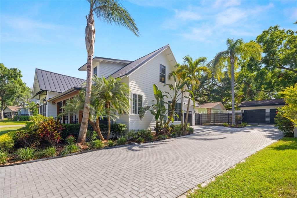 En Venta: $1,375,000 (5 camas, 3 baños, 2600 Pies cuadrados)