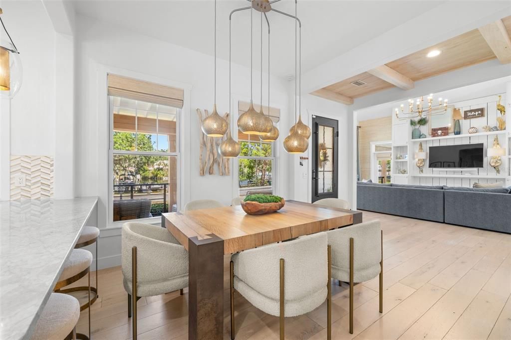 En Venta: $1,375,000 (5 camas, 3 baños, 2600 Pies cuadrados)