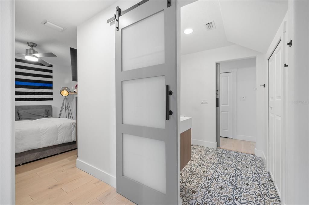 En Venta: $1,375,000 (5 camas, 3 baños, 2600 Pies cuadrados)