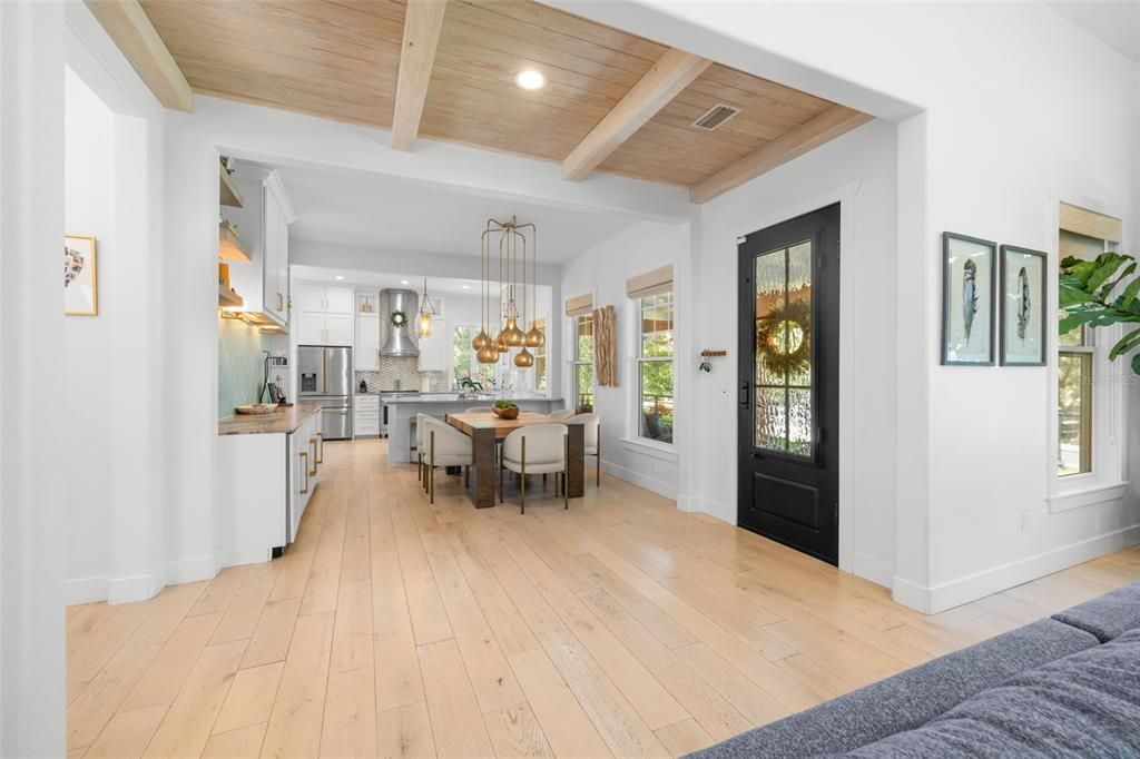 En Venta: $1,375,000 (5 camas, 3 baños, 2600 Pies cuadrados)