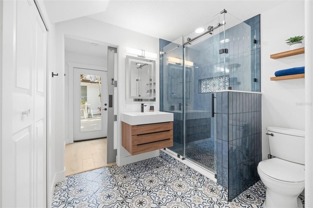 En Venta: $1,375,000 (5 camas, 3 baños, 2600 Pies cuadrados)