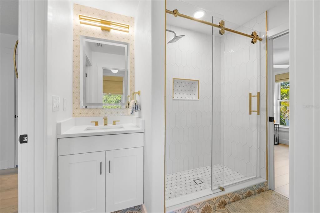 En Venta: $1,375,000 (5 camas, 3 baños, 2600 Pies cuadrados)