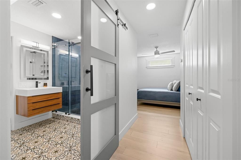 En Venta: $1,375,000 (5 camas, 3 baños, 2600 Pies cuadrados)