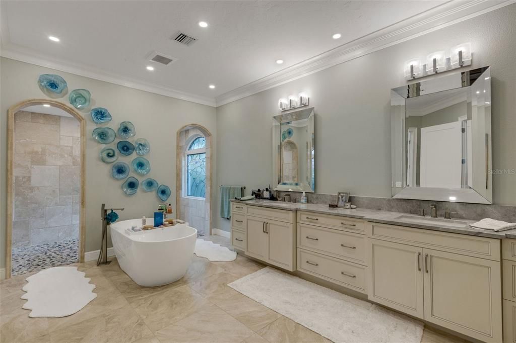 For Sale: $2,100,000 (4 beds, 3 baths, 3686 Square Feet)