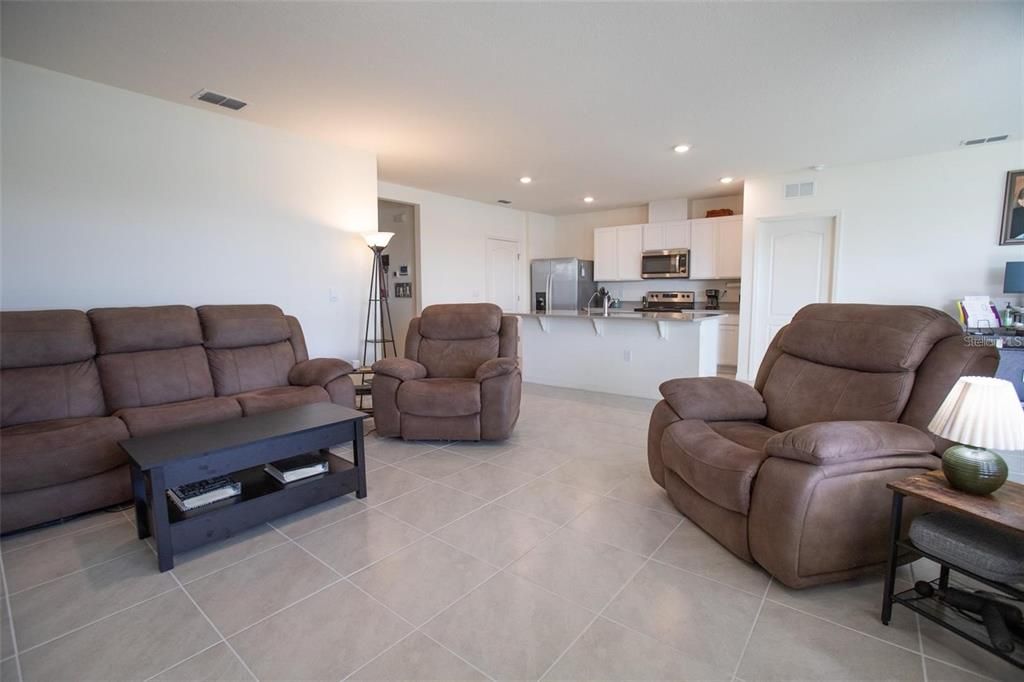 For Sale: $335,000 (3 beds, 2 baths, 1672 Square Feet)