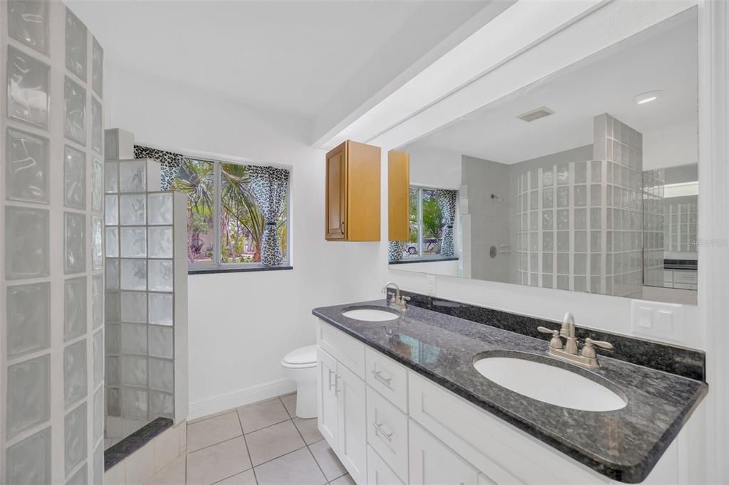 En Venta: $634,900 (3 camas, 2 baños, 2006 Pies cuadrados)