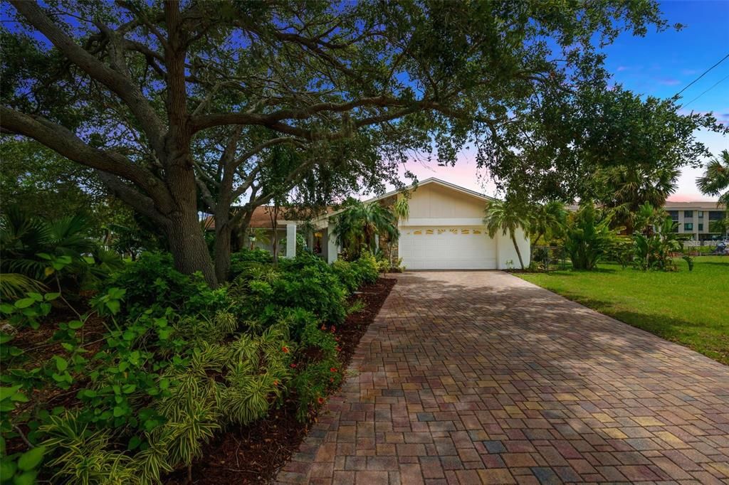 En Venta: $634,900 (3 camas, 2 baños, 2006 Pies cuadrados)