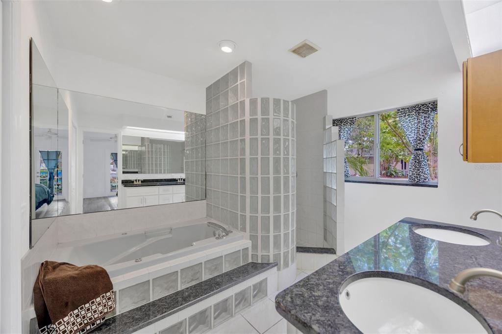 En Venta: $634,900 (3 camas, 2 baños, 2006 Pies cuadrados)