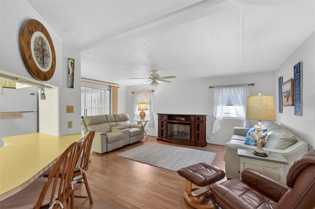 For Sale: $129,500 (2 beds, 2 baths, 1175 Square Feet)