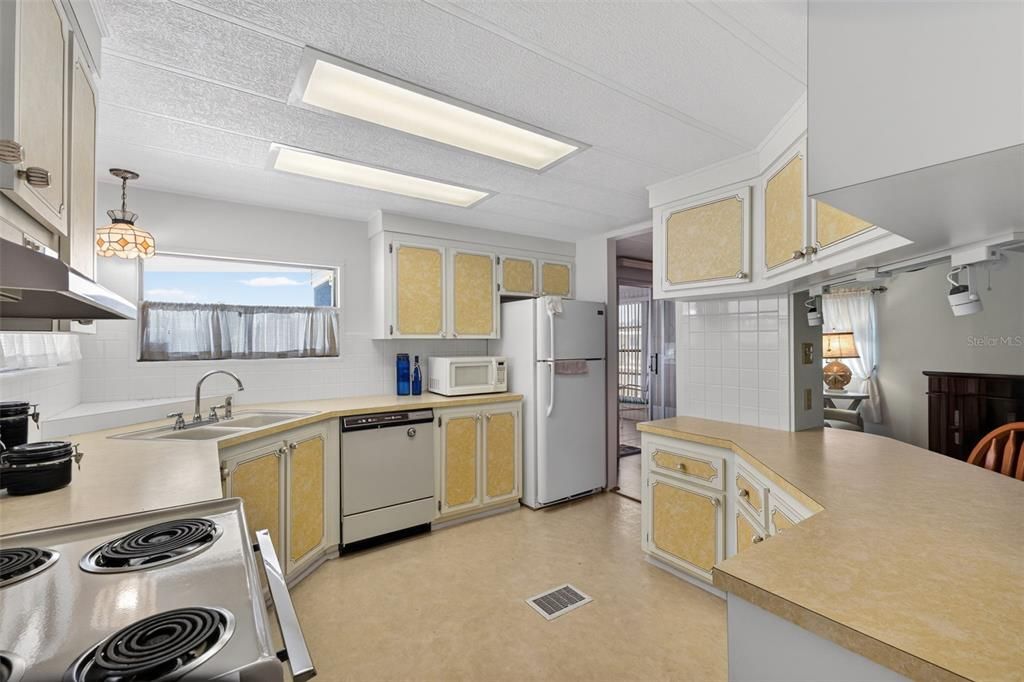 For Sale: $129,500 (2 beds, 2 baths, 1175 Square Feet)