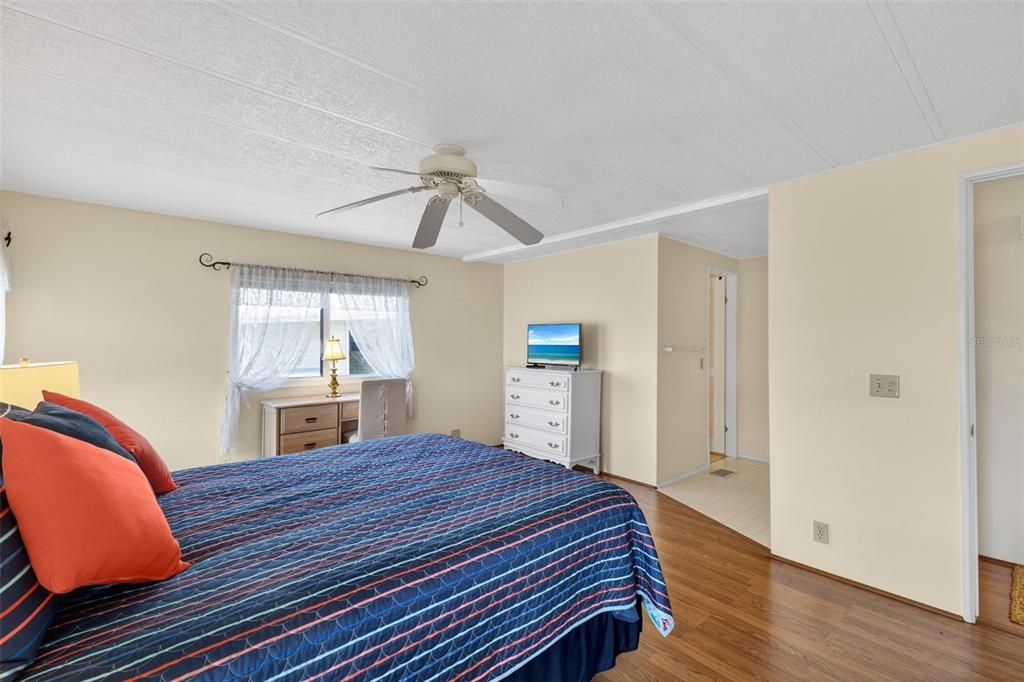 For Sale: $129,500 (2 beds, 2 baths, 1175 Square Feet)