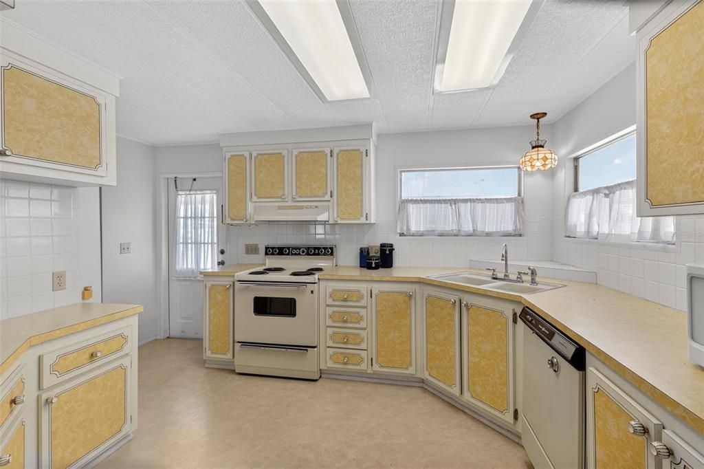 For Sale: $129,500 (2 beds, 2 baths, 1175 Square Feet)